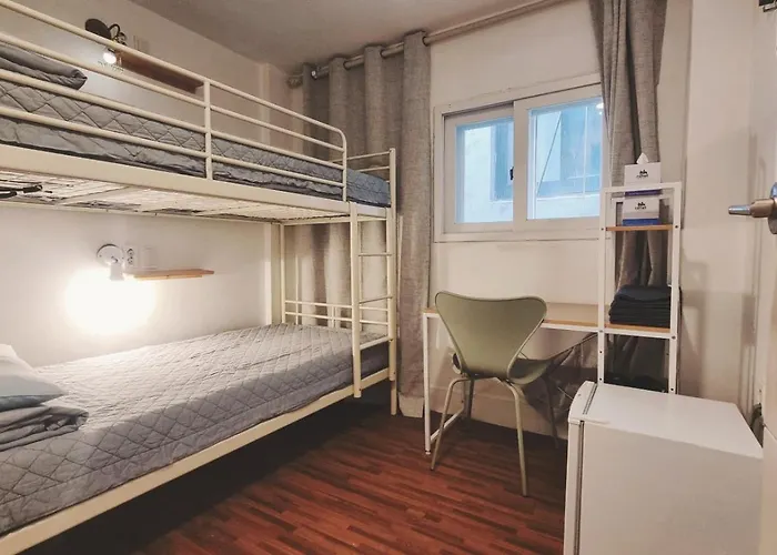Blue Boat Myeongdong Hostel *